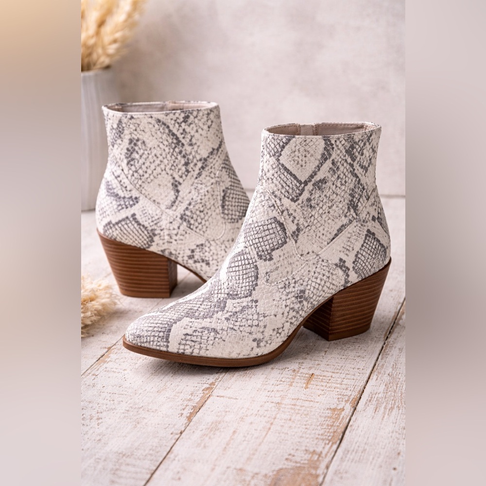 Snakeskin Ankle Boots Women’s 5.5 | Pointed Toe Western Booties Block Heel